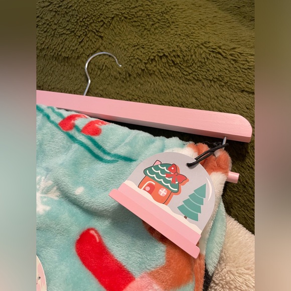 NWT Betsey Johnson Snowboard and Skiing Cats Plush Winter Blanket - Picture 5 of 5